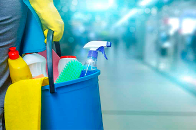 Balde com produtos de limpeza sendo carregado